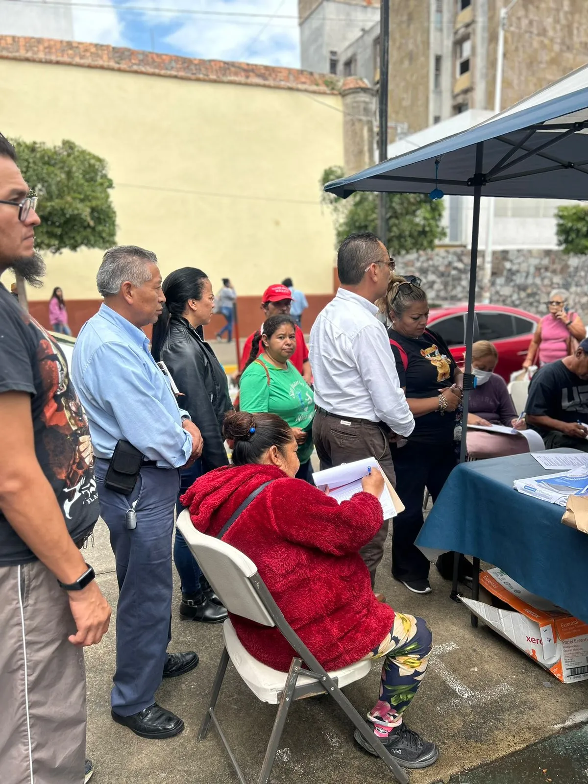 Personas haciendo fila para toma de Muestra de Sangre