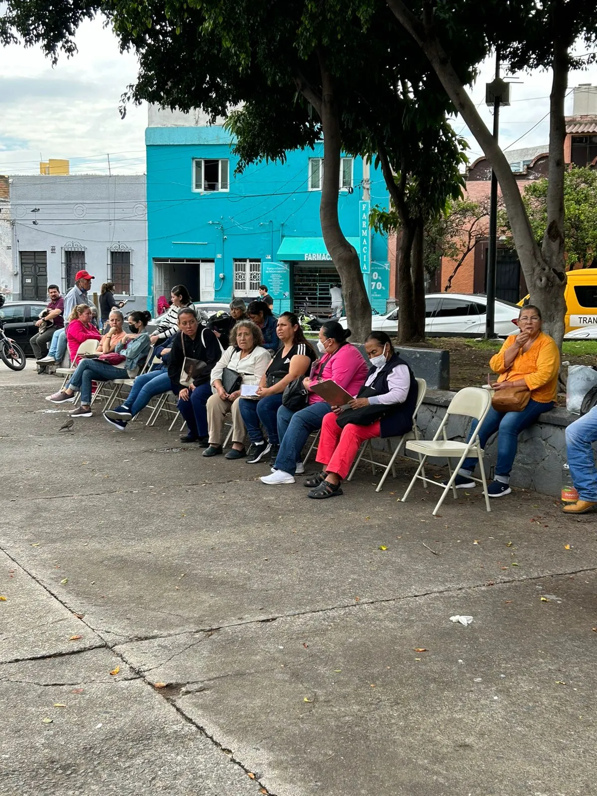 Personas haciendo fila sentadas, para toma de Muestra de Sangre 