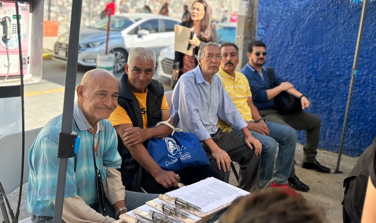 Personas sonrientes después de hacer la toma de muestra de sangre