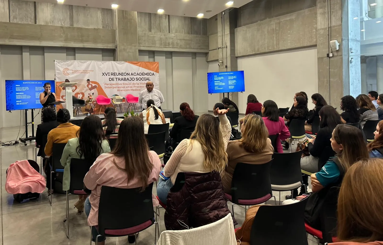 Asistentes participando en la XVI Reunión Académica de Trabajo Social