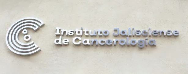 Logo IJC de la fachada del edificio